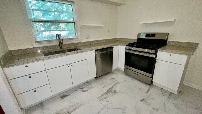 Foto del edificio - Beautifully Updated 2-Bedroom, 1-Bathroom ...