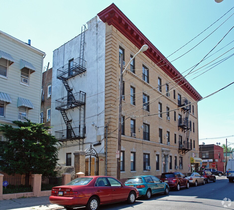 Building Photo - C.j. Delicatessen