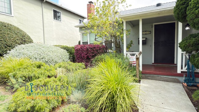 Building Photo - Attractive Mid-Century Modern Dimond Distr...