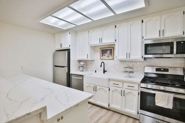 Photo - Los Caballeros #001 Apartment