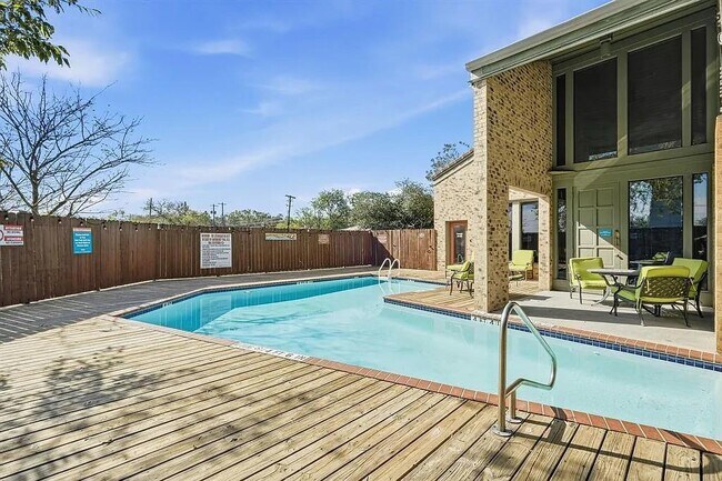 Foto del edificio - 8888 Tallwood Dr