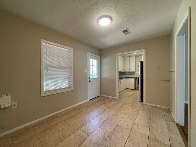 Foto del edificio - Fall 2025 Pre-Lease! 4 Bed near Northgate ...
