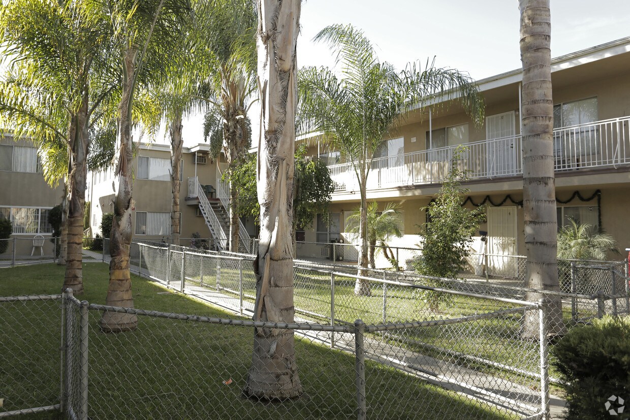 Yard - Palm St Apartments