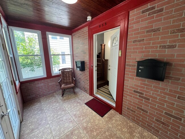 Building Photo - 653 Pleasant Valley Pky