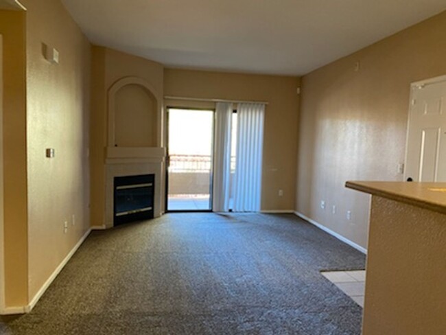 Building Photo - 1 BED/1 BATH SECOND FLOOR CONDO OVERLOOKIN...