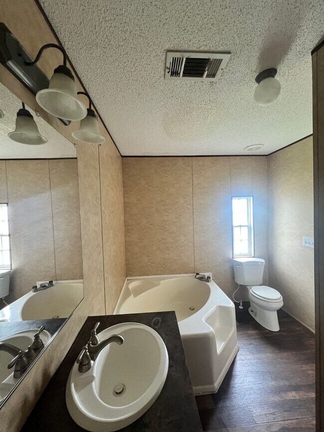 Foto del edificio - 3 Bedroom / 2 Bathroom Home – Utilities No...
