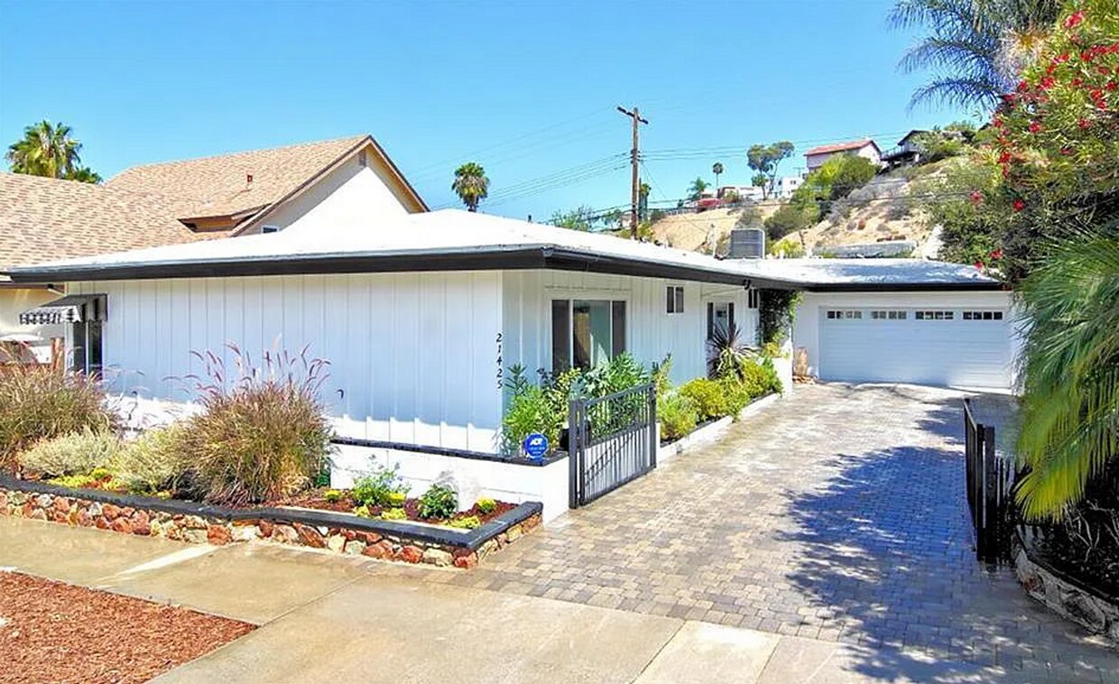 Primary Photo - Woodland Hills 3 bed & 2 Bath Gem!