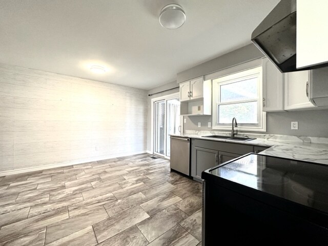 Photo du bâtiment - 3 Bedroom Semi-Detached Home for Rent in St. Thomas, Ontario | Finished Basement | Fenced Yard