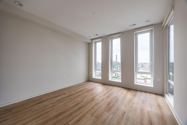 Building Photo - 3207 N Narragansett Ave