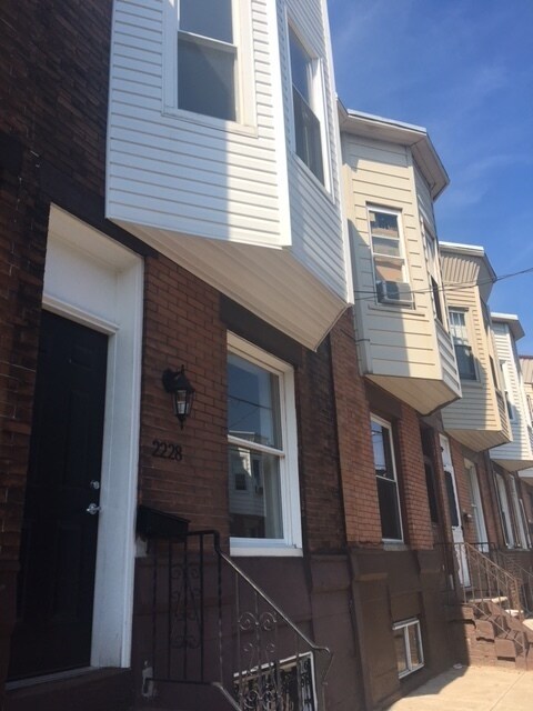 Building Photo - 2 BED 1 BATH house in South Philly!