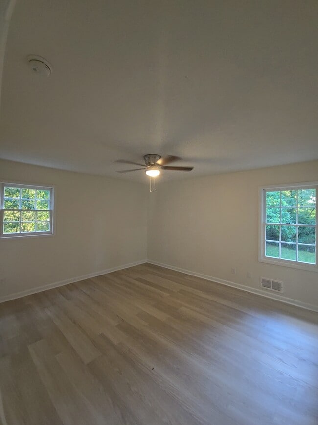 Building Photo - 2347 Greenway Dr