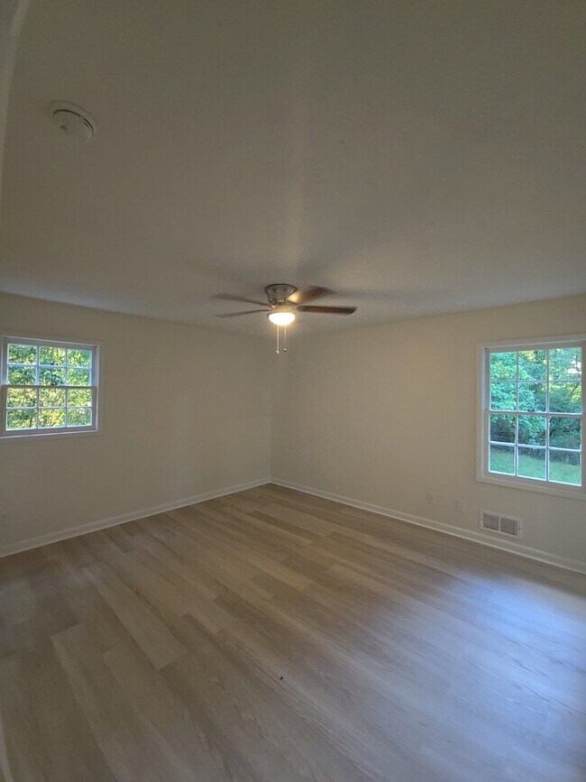 Foto del edificio - 2347 Greenway Dr