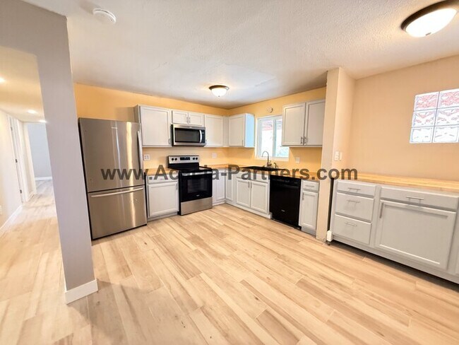 Foto del edificio - Centrally Located Three Bedroom