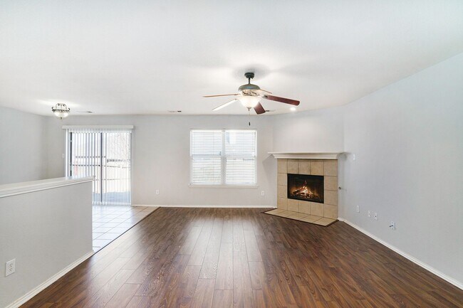 Building Photo - Beautifully crafted 3-2-2 home in the nort...