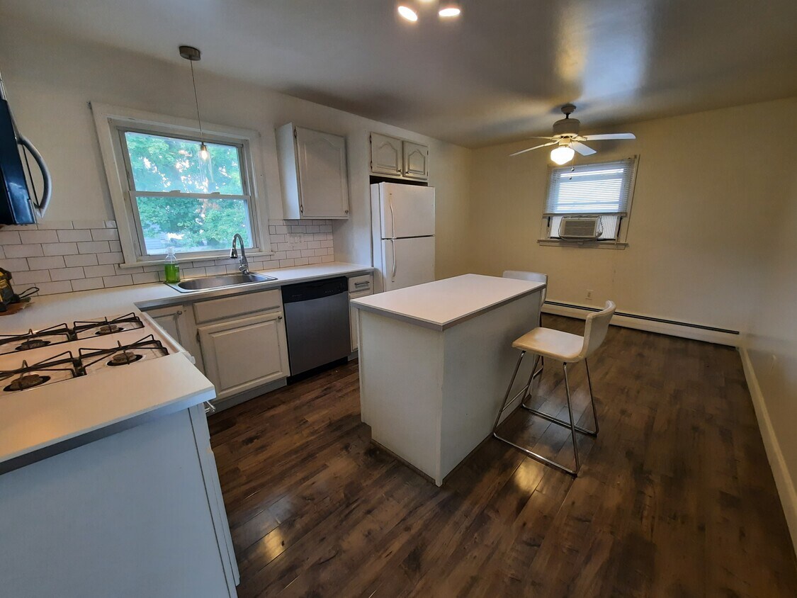 Eat-in kitchen - 336 8th St