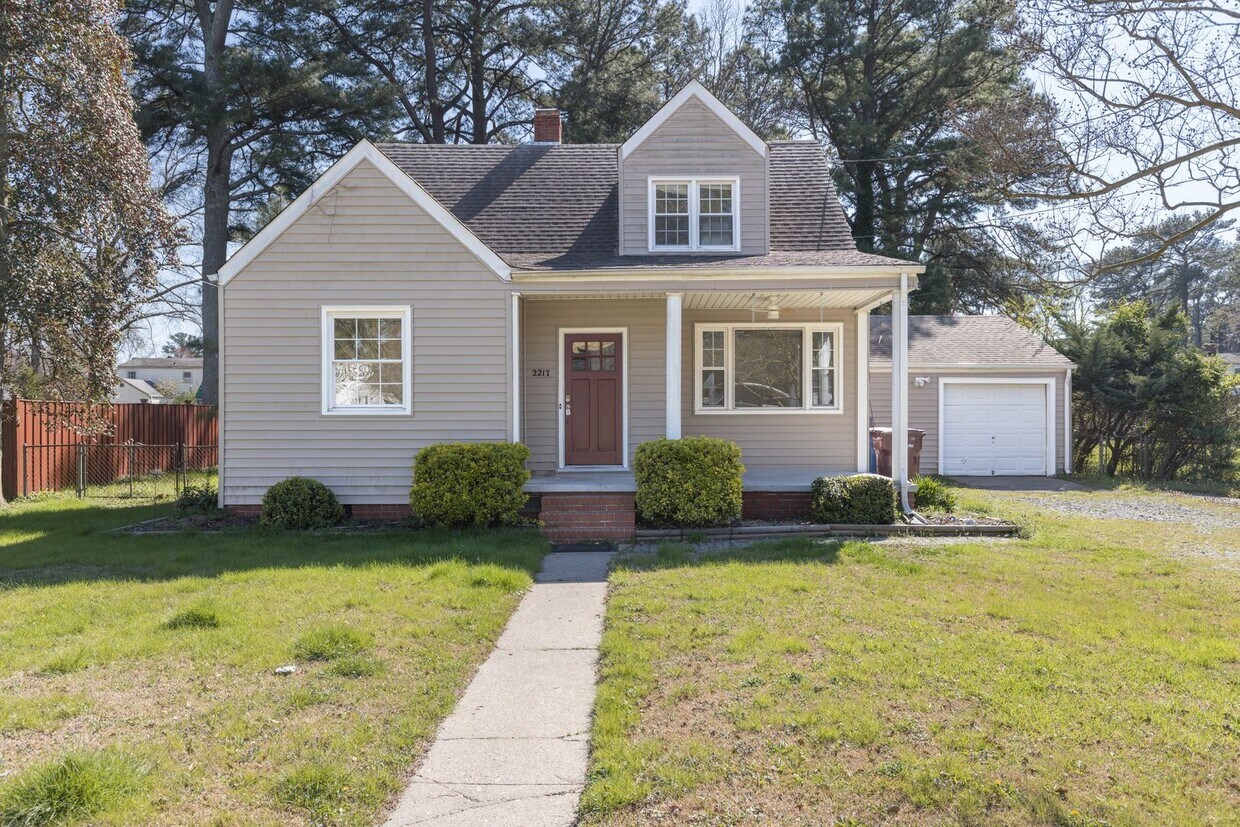 2217 Wildwood Rd Unit A, Chesapeake, VA 23323 Room for Rent in
