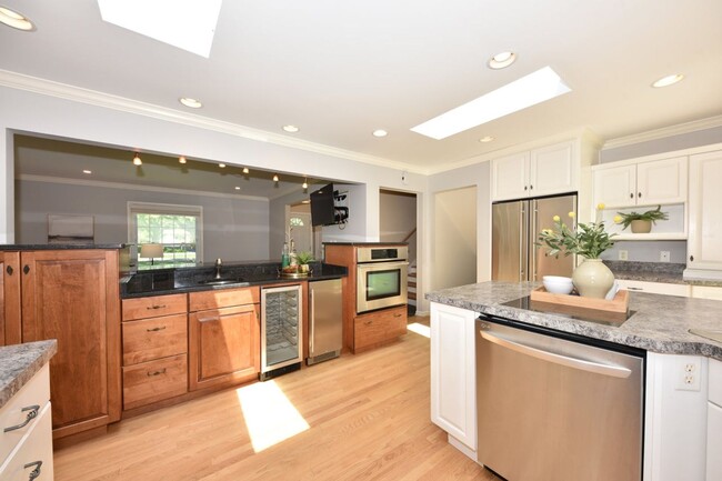 Building Photo - Rare Elm Grove 5 Bedroom Home For Rent