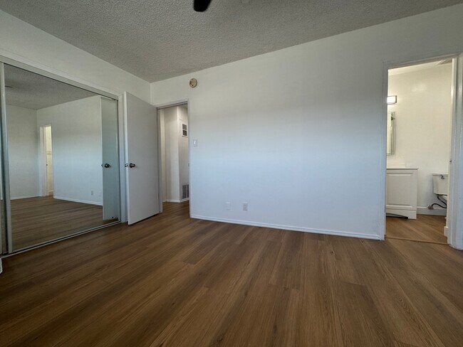 Foto del edificio - 6632 Darby Ave