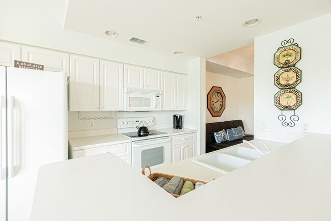 Foto del edificio - Fully Furnished Seasonal Condo Rental At G...