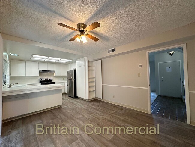 Foto del edificio - 6531 Lake Park Dr