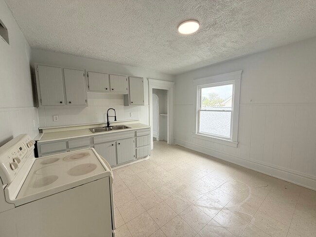 Building Photo - 343 Cedar Ave