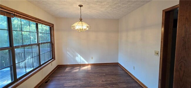 Building Photo - 303 Cacique Ct