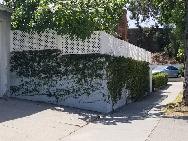 gated residence - 669 Fairmont Ave