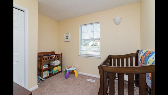 Segundo dormitorio (el más pequeño). Tiene armario y cabría una cama matrimonial en la planta superior. - 9718 Pernell Ln