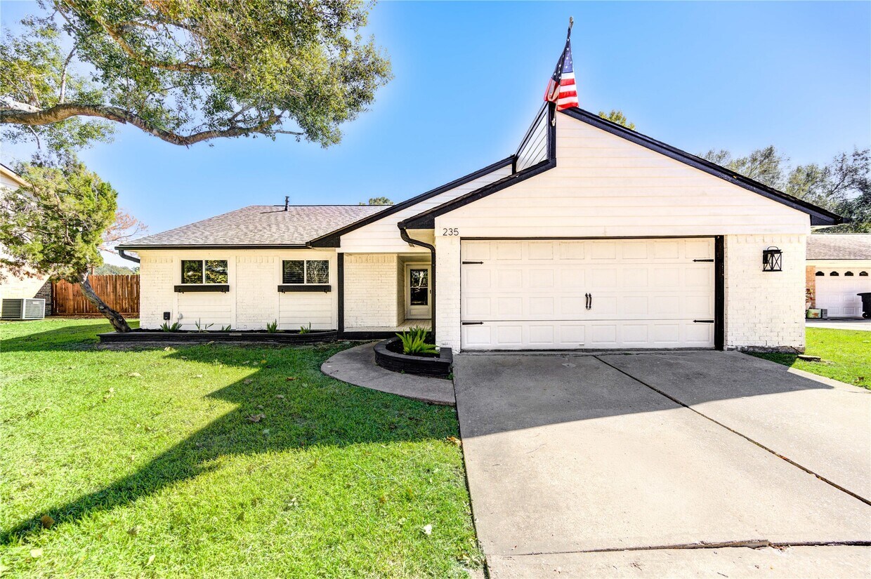 Foto principal - 235 E Castle Harbour Dr