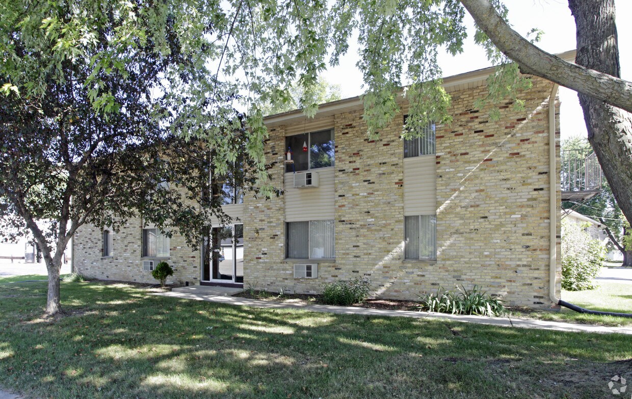 764 McKinley Ave, Hartford, WI 53027 Apartments in Hartford, WI