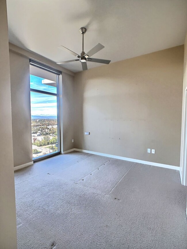 Foto del edificio - Stunning 2 Bedroom Penthouse Condo with Sp...