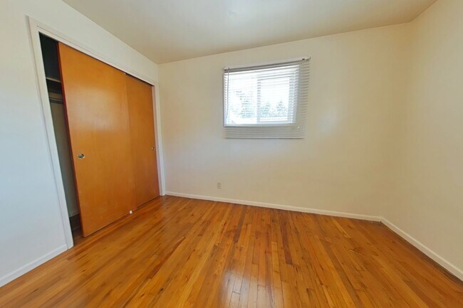 Foto del edificio - 2 Bedroom Duplex ~ Close to Campus