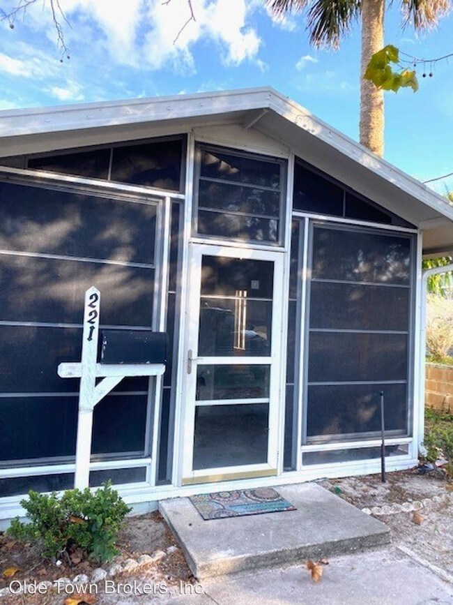 Building Photo - 2 br, 1 bath House - 221 E. 11th Avenue