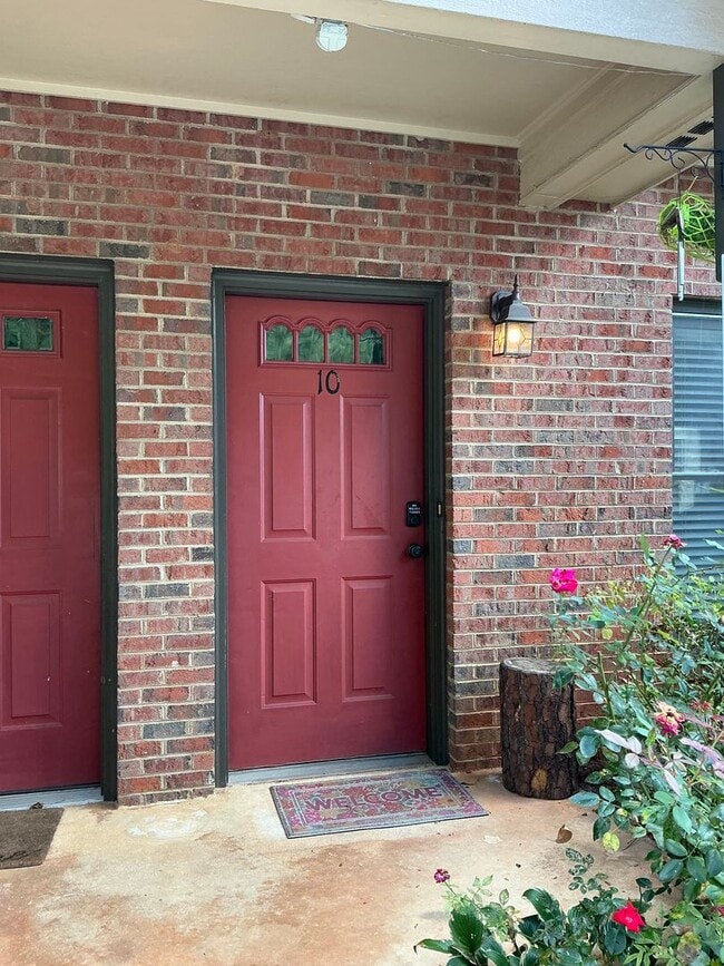 Building Photo - 1 Bedroom/2 .5 Bath Condo located in River...