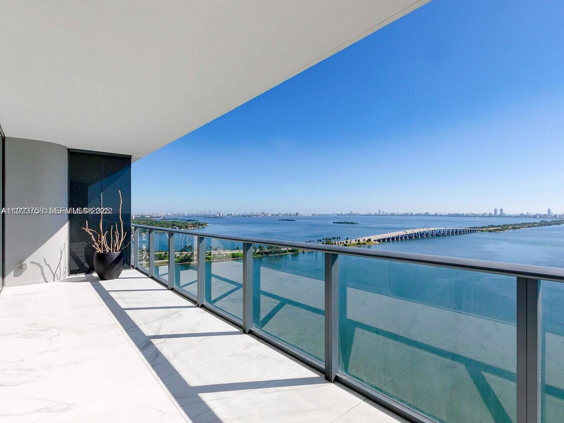 Foto principal - 3131 NE 7th Ave