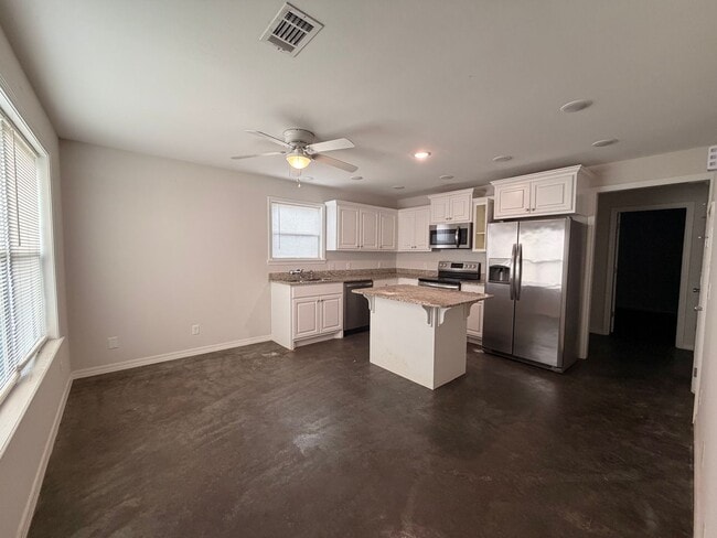 Building Photo - 1601 S Boston