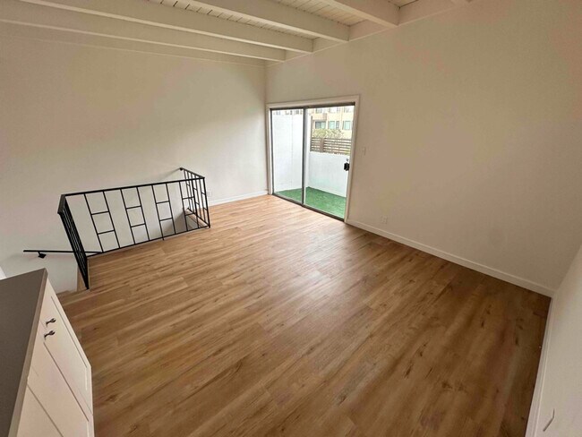 Foto del edificio - 1544 S Beverly Glen Blvd