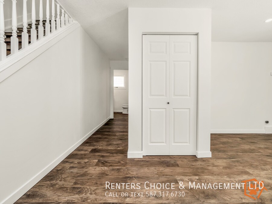 Photo principale - 2-storey Main Floor Suite with Driveway Pa...