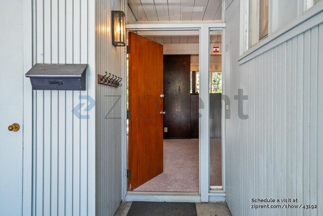 Foto del edificio - 3710 Carlson Cir