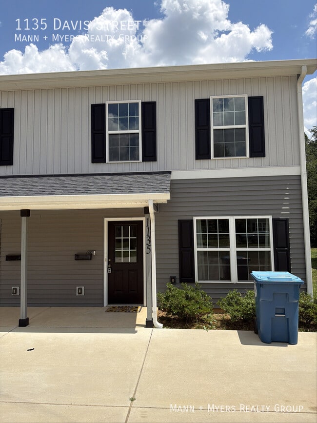 Building Photo - 1135 Davis St