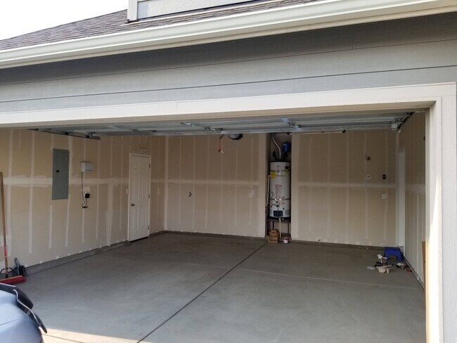 Building Photo - 1122 SW Carver St *Fenced Patio Area, Doub...