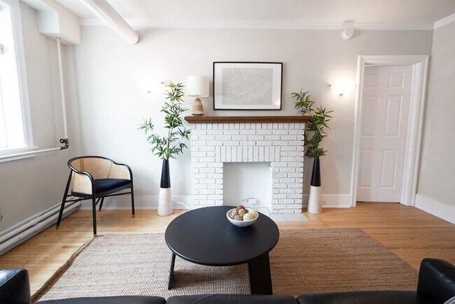 1BDR - Salon - 195 Cathedral Apartment