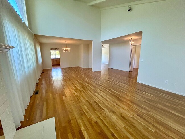 Foto del edificio - 266 Valley Oaks Dr