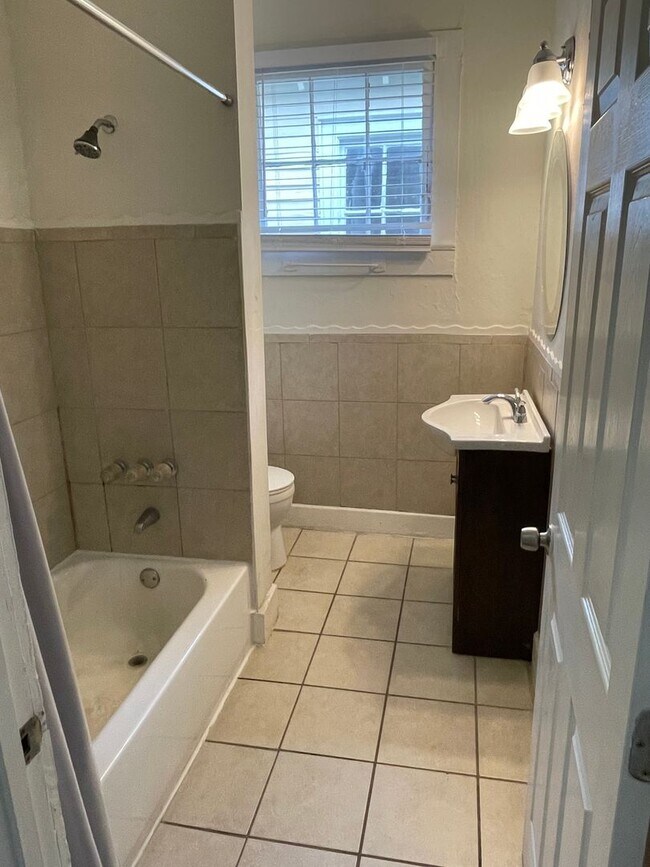 Building Photo - 2BD/1BA Uptown with Washer and Dryer in Unit and Backyard