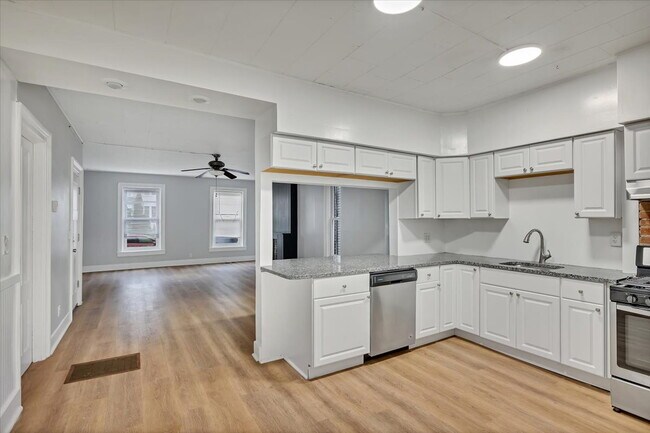 Foto del edificio - "Charming 2-Bedroom Retreat on Saratoga Avenue - Spacious 1100 Sq Ft Gem in Waterford!"