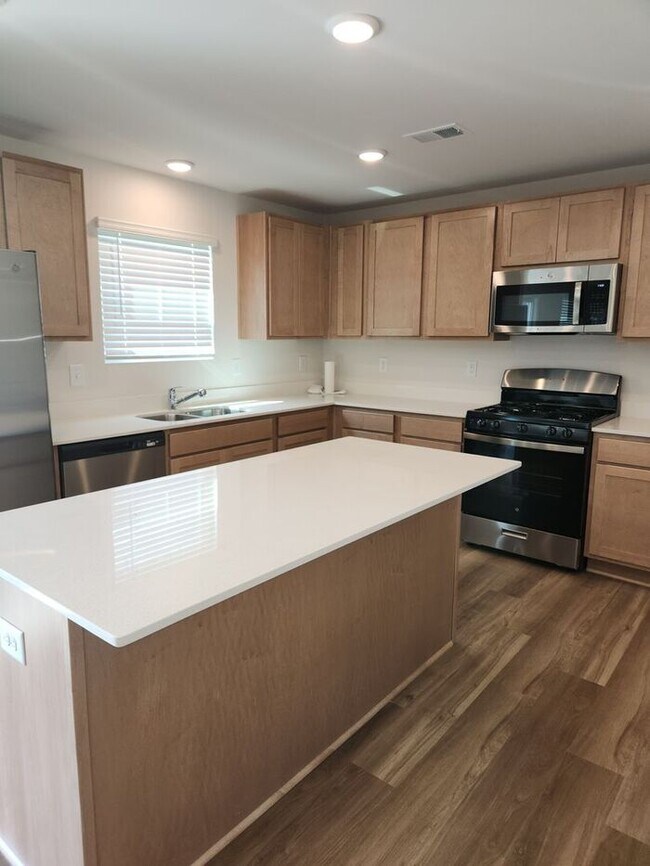 Building Photo - Beautiful 4 Bedroom 2.5 Bath with office space