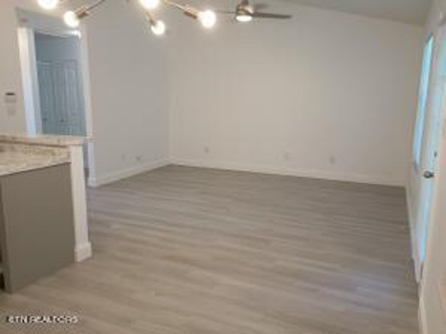 Building Photo - Knoxville 37931 - 2 bed 2 bath - contact J...