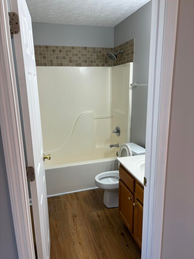 Foto del edificio - 1045 Pinoak Dr