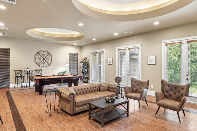 Lobby Photo - Saddle Creek