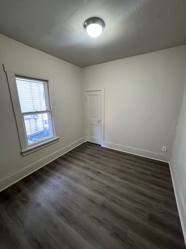 Building Photo - 1410 W 4th St